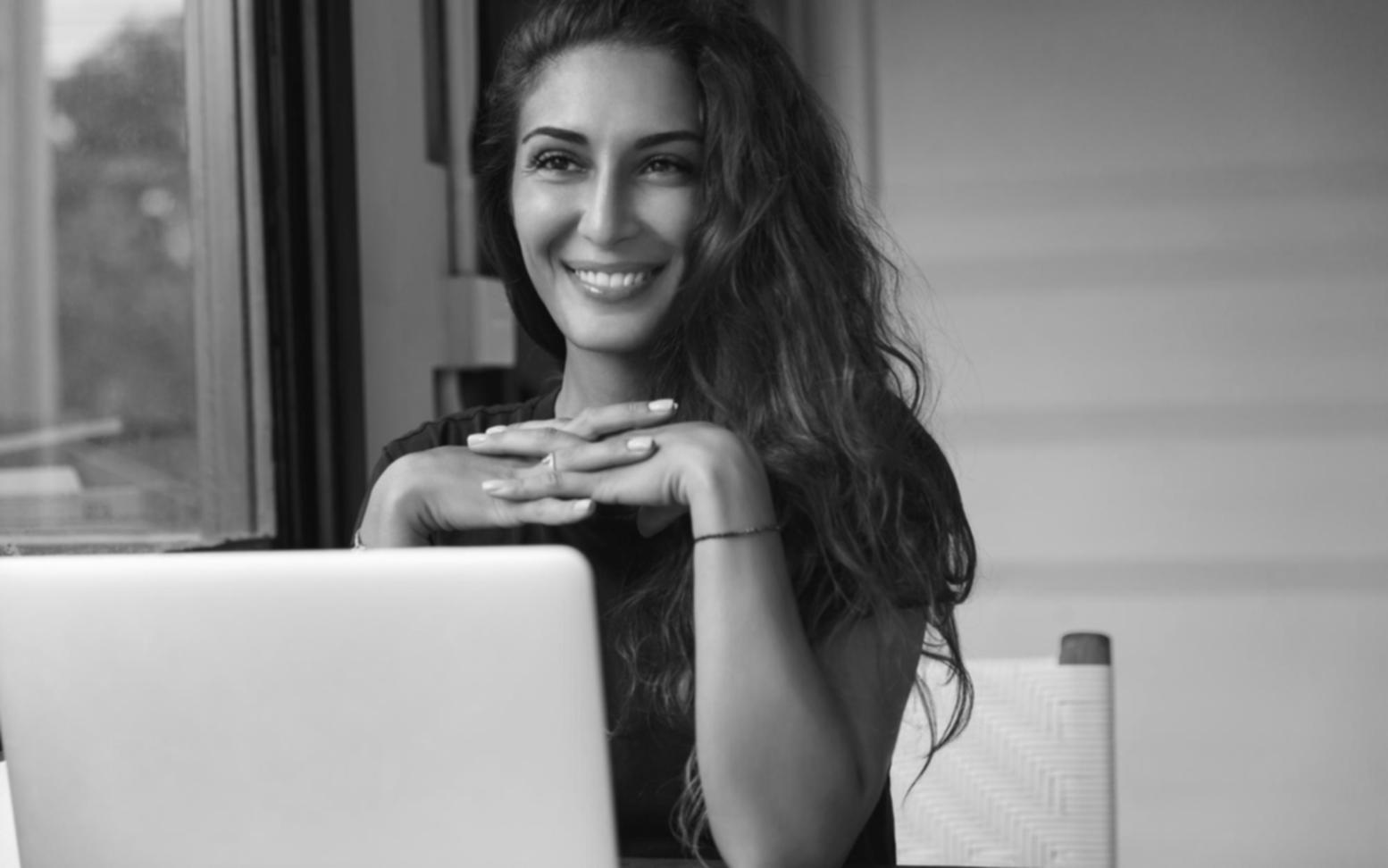 Infrastruttura di rete moderna con cavi e server rack