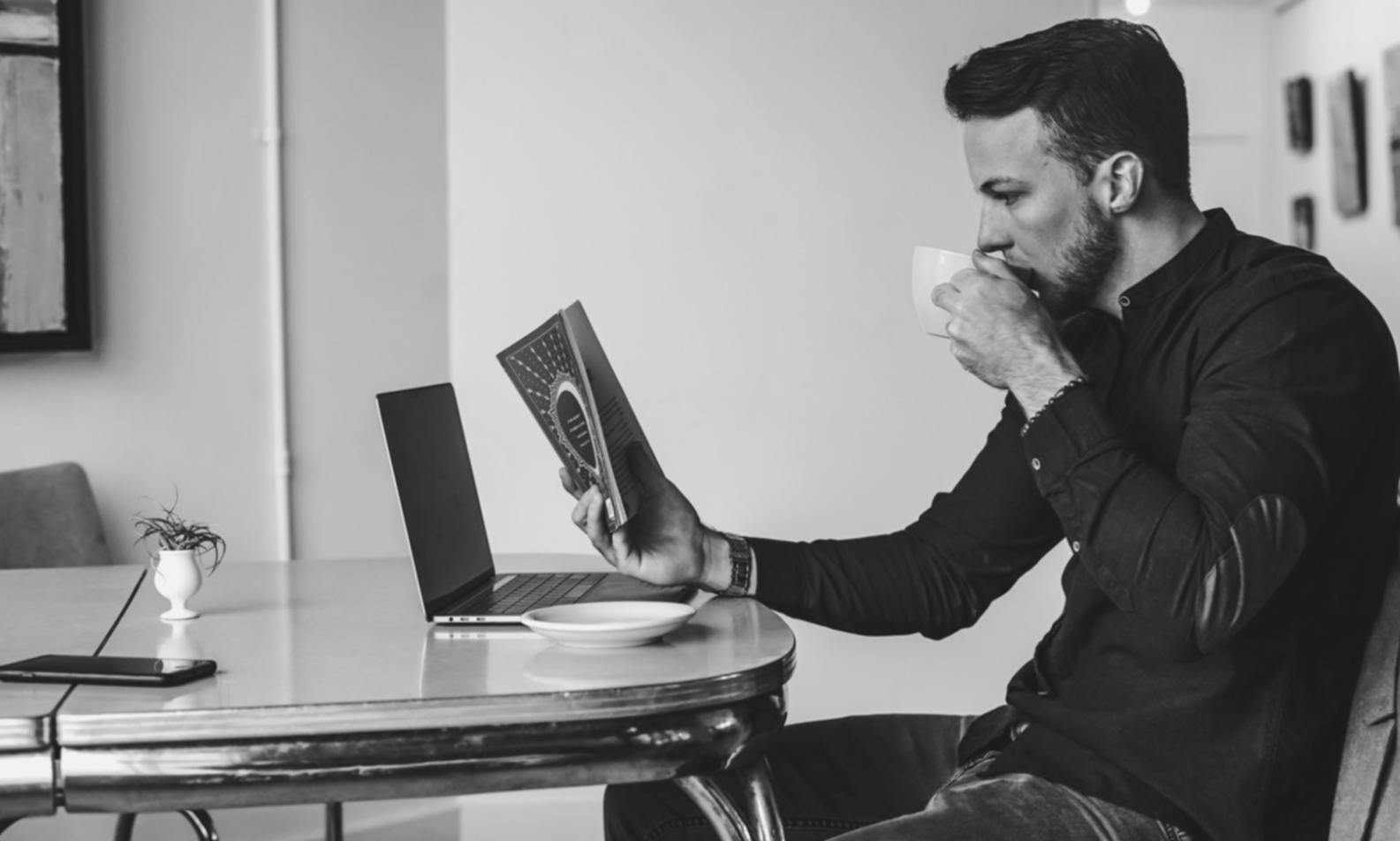 Studenti che lavorano su configurazione di rete in laboratorio pratico